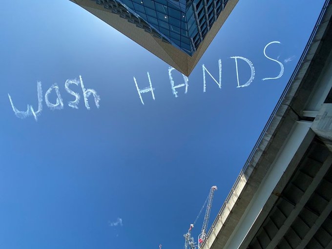 Lời nhắc nhở rửa tay được viết lên bầu trời Sydney.