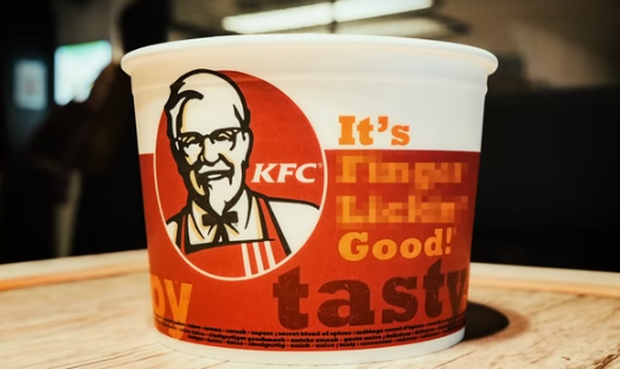 Hình ảnh hộp đựng gà đã được KFC làm mờ chữ "finger lickin" 